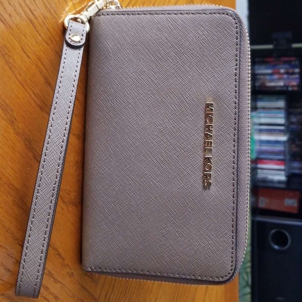 Michael Kors wallet new never been used